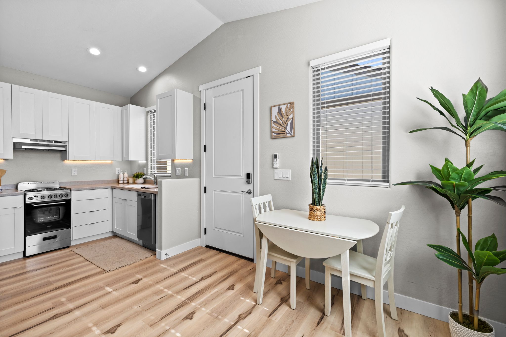 INTERIOR #2 BED TO DR KIT- R27A4803 – Copy