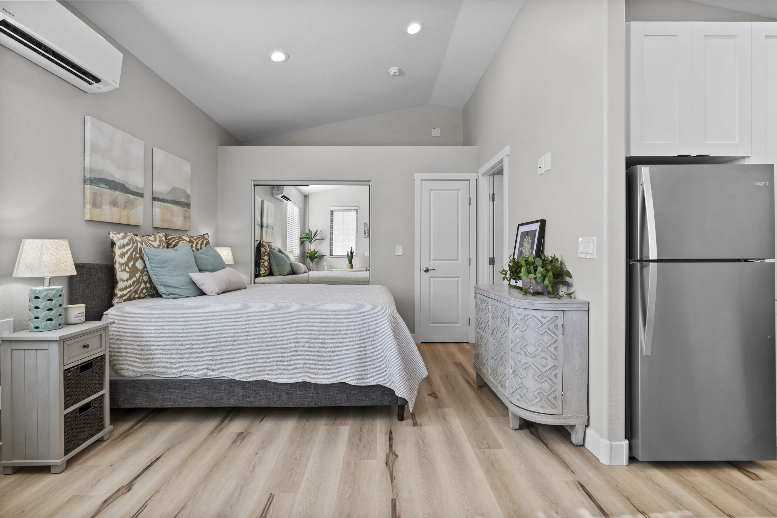 INTERIOR #2 FR DOOR TO CLOSET – R27A4718